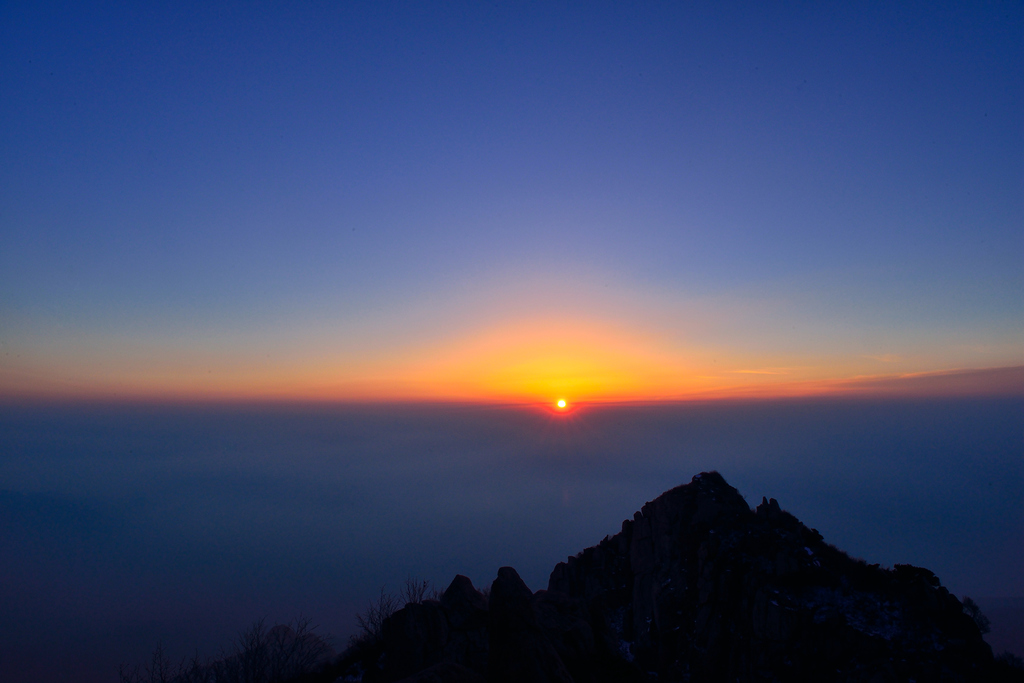 初四晚上回镇江,想去济南曲阜泰山,特别想看看泰山日出曰落,麻烦安排