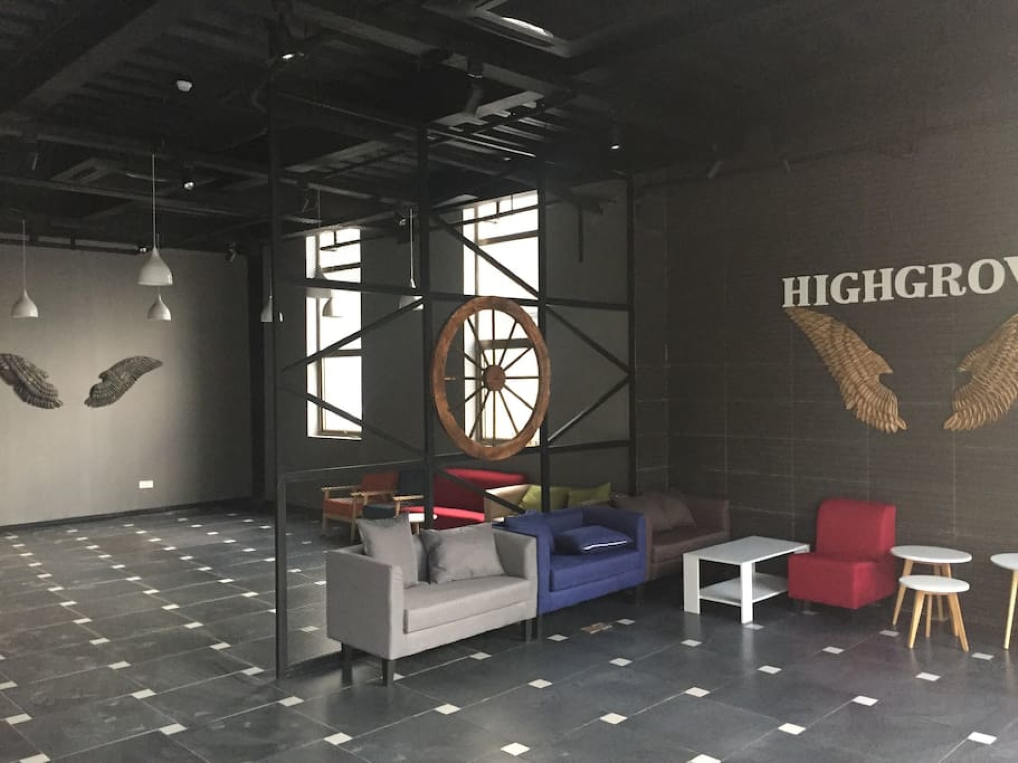 海格青年社区@ 江桥店 1 社区刚刚开业 2 房间类型 LOFT (PHONE NUMBER HIDDEN))元 LOFT (PHONE NUMBER HIDDEN))元 一室一卫 ((PHONE NUMBER HIDDEN))元 一室一厅一卫 大面积(2300) 3 公区区域:健身房 影厅 桌球吧 超市,餐厅 静吧 公共厨房 大食堂 4地址:爱特路877号1号楼,离13号线金运路站两公里,早晚有免费班车接送至地铁站 电话(SENSITIVE CONTENTS HIDDEN) 嘉定江桥万达 自行车+地铁