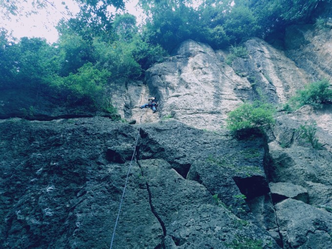 其间,有两位美女大侠(为什么称女侠,后面是有原因的)到现场看场地,据其说是周四将组团过来攀岩的。 可不和谐的一幕也来了,出现了一个老太婆居然提出要收费,一会儿说是收管理费,一会儿说是收卫生费,一会儿又说是这片山林的主人,不交费不让爬。 这么大年纪还出来讹人为了避免冲突,想着给她十元算了,可这太婆骂骂咧咧还不情愿。 这时,一旁参观的两位美女开始显示女侠风范,站出来打抱不平了。 可惜,最终女侠离开也没来得及请教女侠