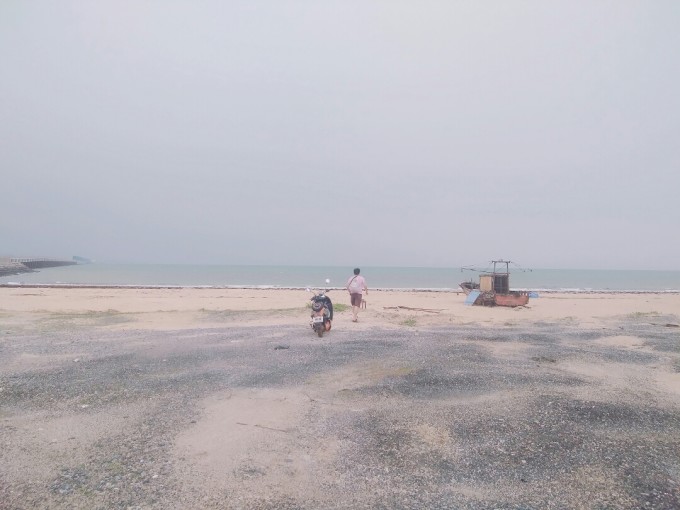 的旅游旺季开始预热,每天上岛的游客也有两三千左右。吃住行游的价格相对还是适中的,海鲜的品种相对开始多起来,价格回落了,这个季度是夜钓鱿鱼的好季节啊。 7~8月是暑假旺季,天气很热,紫外线较强,天气一日三变,可以爆晒一天也可能突然来一场大雨,台风更是来得频繁。这个季节海鲜多,水果多,价格是全年较实惠的,当然暑假学生放假,亲子家庭游的客人较多,住宿,出行,和交通费用也较高些了。这个季节出海打鱼往往收获很丰富的。 9月的天气也是较爆热的,台风高发,但游客相对散去了,涠洲又恢复宁静,海鲜,水果依然丰富,价格继续便