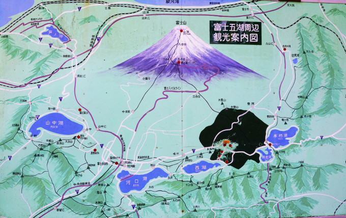地图上的5个湖泊就是富士五湖了,他们围绕着图片