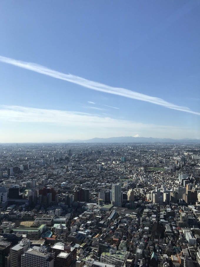如果要在新宿站换乘的话,可以参考一下以下的介绍, 京王线 离开JR月台下楼往中央西口,直走京王线连络通路,就可以看到京王线的改札口。(全程约4分钟) 京王新线 离开JR月台上楼往南口改札,走南口改札之后往右,走LUMINE店内道路直走看到楼梯(手扶梯)往下,直走约2分钟后就可以看到京王新线的改札口。(全程约7分钟) 小田急线 离开JR月台下楼往中央西口,马上就可以看到小田急线的改札口。(全程约4分钟) 都营大江户线/都营新宿线 离开JR月台上楼往南口改札,出改札口之后直走LUMINE店内通路,遇到楼梯(手