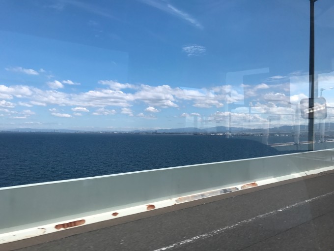 除了出差之外,这次的关西行是正经意义上的第一回出国游,值得撰文Mark下~ 选择日本或许是一直以来内心对这个国度抱有的奇异情感作祟。明治维新不过是发生在19世纪60年代末,短短几十年间就让一个孤悬海外的封闭之国蜕变为世界强国,一个隋唐以来都是华族的朝贡之国反过来对我们造成了如此深远的影响。由于历史的遗恨,很多人讨厌它,但也不可否认,这个国度的经济、文化、生活等很多方面都和中国有着千丝万缕的交叠。作为国外旅行的第一站,我亲自踏上这个熟悉又陌生的邻国土地,亲眼看着它的一切是否如我所想。6天的行程短暂而仓促,但