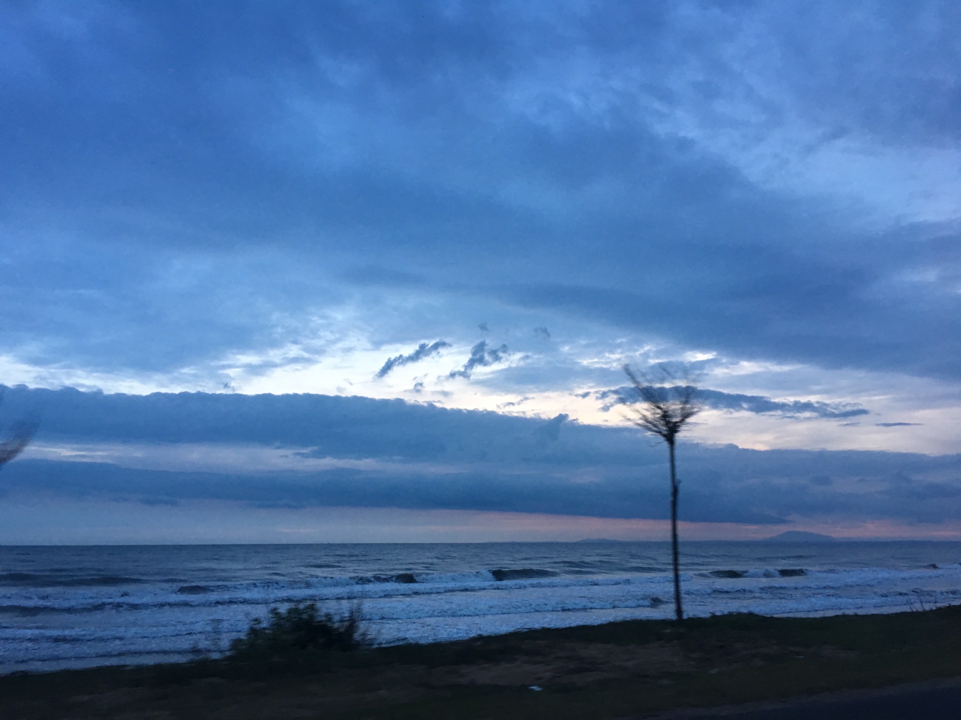 今天没下雨,晚上的海边风没有那么大了,终于可以安静坐在海边