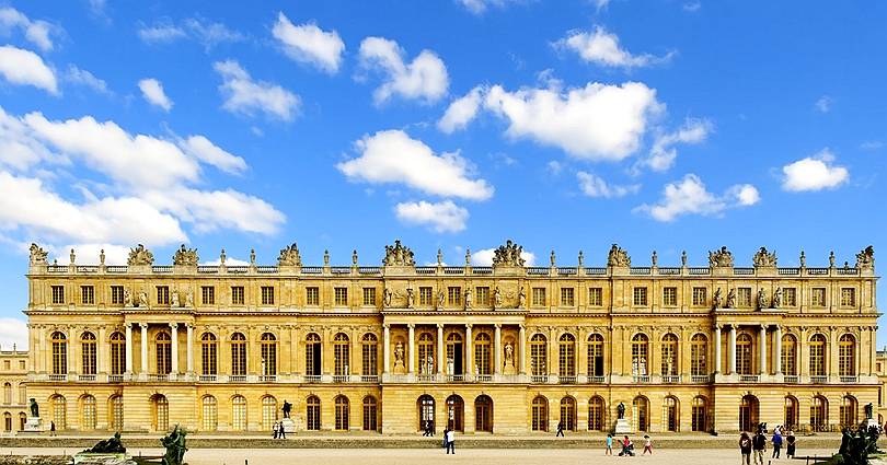 凡尔赛宫大气恢弘,奢华富丽,外部是法国古典主义风格,内部以巴洛克
