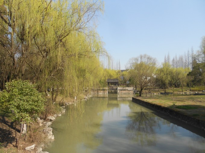 七怪图活灵活现,栩栩如生。2003年10月26日金庸先生在这里举行八十大寿时,挥毫题名醉仙楼,使这座建筑更添光彩。醉仙楼为餐饮楼,游客可在此一边品尝南湖船菜,一边回味金大侠小说中的武打场景。 与醉仙楼相依的亭廊是红菱廊,每当仲秋时节,里面出售南湖的特产南湖菱,形似馄饨和元宝,所以又叫馄饨菱、元宝菱,南湖菱壳薄而无角,肉厚而鲜嫩。传说乾隆皇帝南巡到南湖,在品尝菱角时,不慎将嘴唇刺破,便戏说道:小小青菱,若无角,岂不美哉!谁知,这话正好被菱花仙子听到,此后南湖菱就无角了。当然这只是传说,其