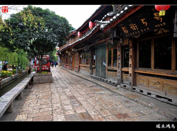 環游香格里拉大環線,告別了美麗的香格里拉后,麗江古城是必經之路,因此也成就了此次西行,即有夜游世界文化遺產平遙古城的經歷,又有再次牽手世界文化遺產麗江古城的機緣。麗江古城,又名大研古鎮。對于麗江的旅行,各人有各人的玩法,在這里就不班門弄斧了!來到這里就是要體驗一個字慢,逃離都市的喧囂,靜下心來,融入到波瀾不驚的慢生活里。再次踏進麗江古城的第一個感覺是驚嘆!沒想到原來擁擠紛雜的古鎮除了木府需要收費參觀外其余的都是免費的古城,如今這方凈土也開始向錢看,到處設卡收費,一種此樹是我栽、此路由我開,要想進