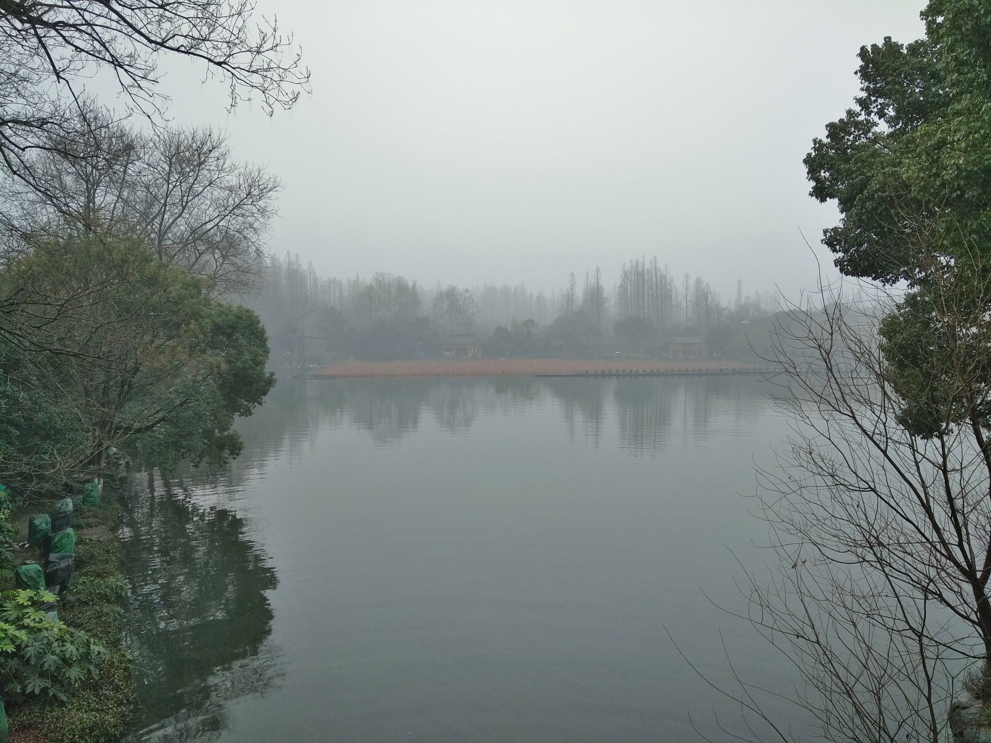 烟雨蒙蒙,暮霭沉沉,淹没了山的轮廓,无论桥还是水或是偶尔的游船几乎