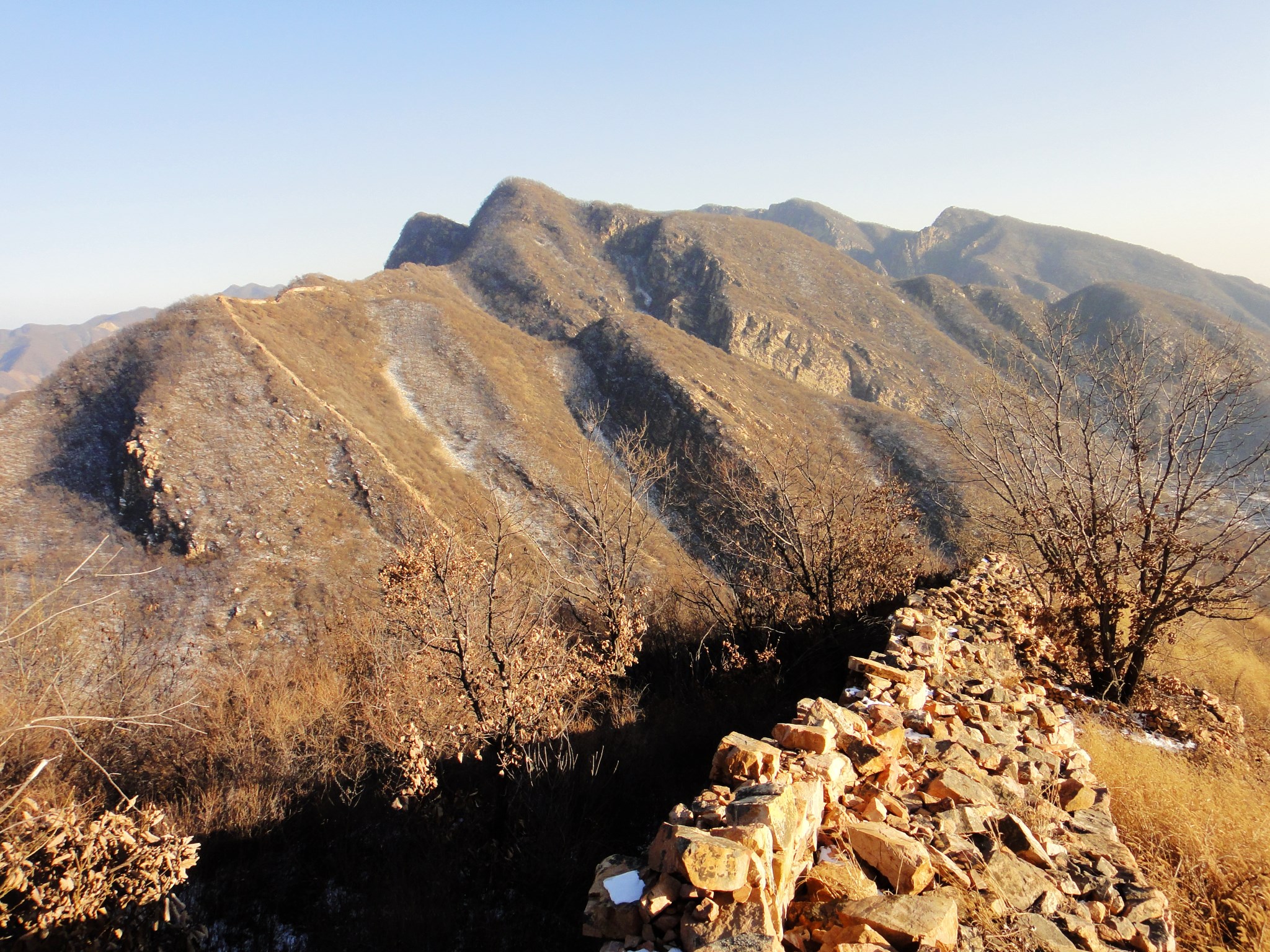 在天津蓟县北30公里的崇山峻岭中蜿蜒着一段有名的长城,叫黄崖关长城