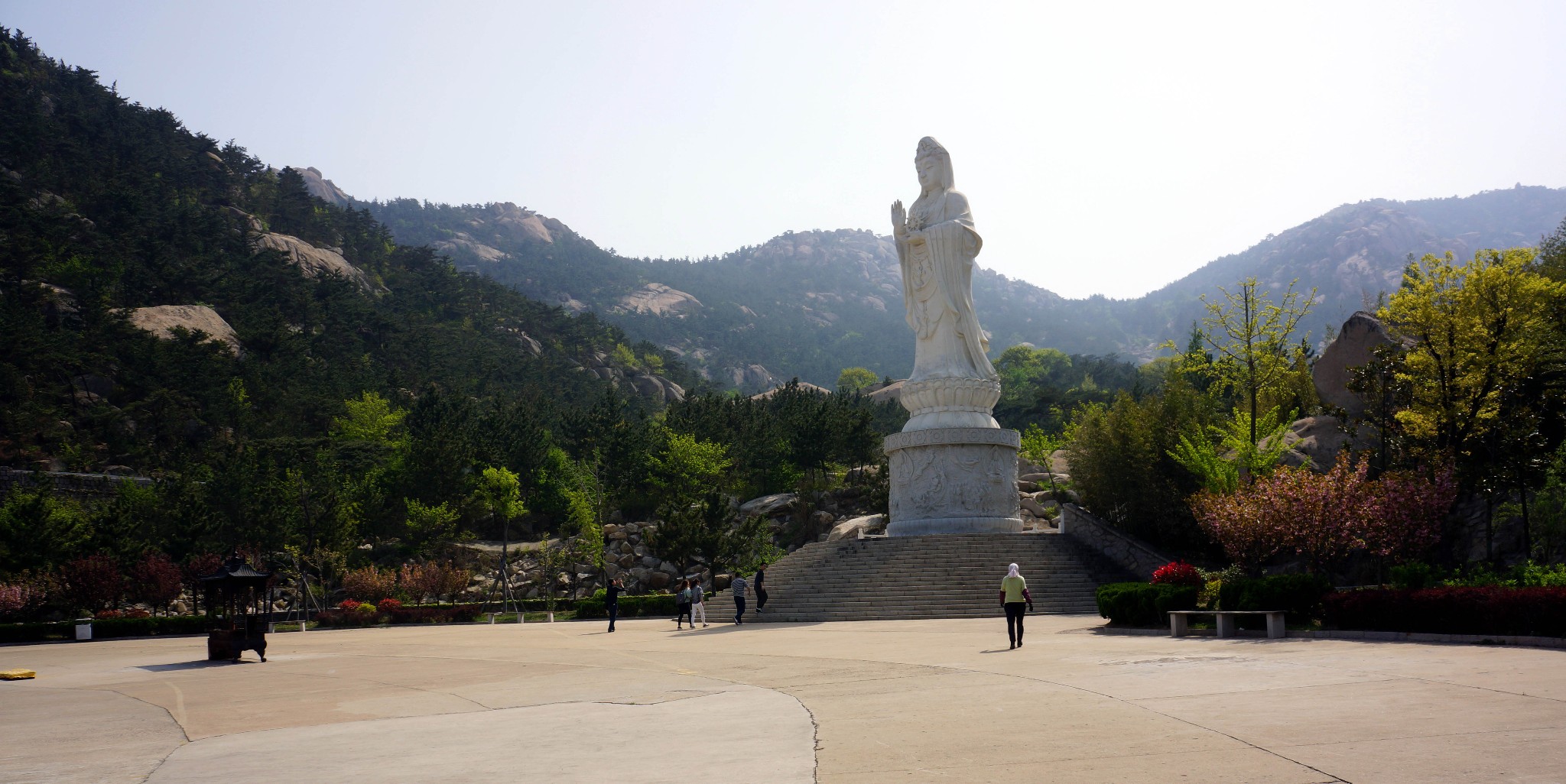 华严寺观音广场,显然是新建,俗.