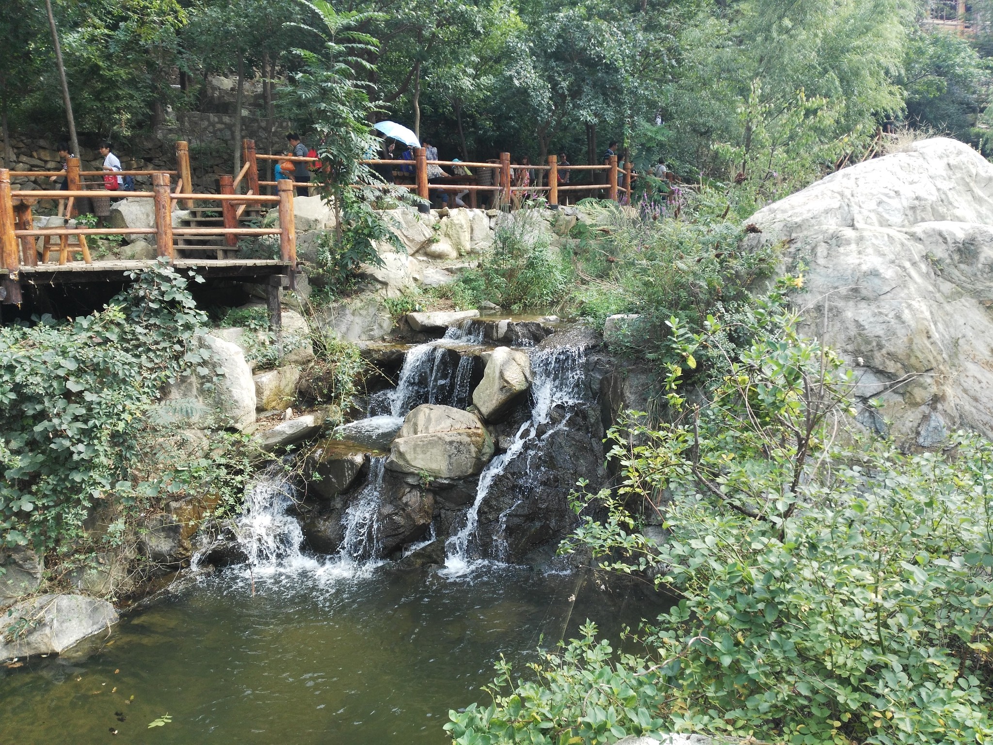 九如山瀑布群风景区      