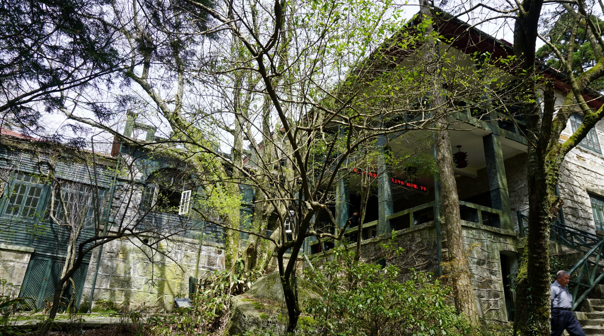 主席也曾经在此居住.后来改建了芦林一号,成为了主席的居住地.