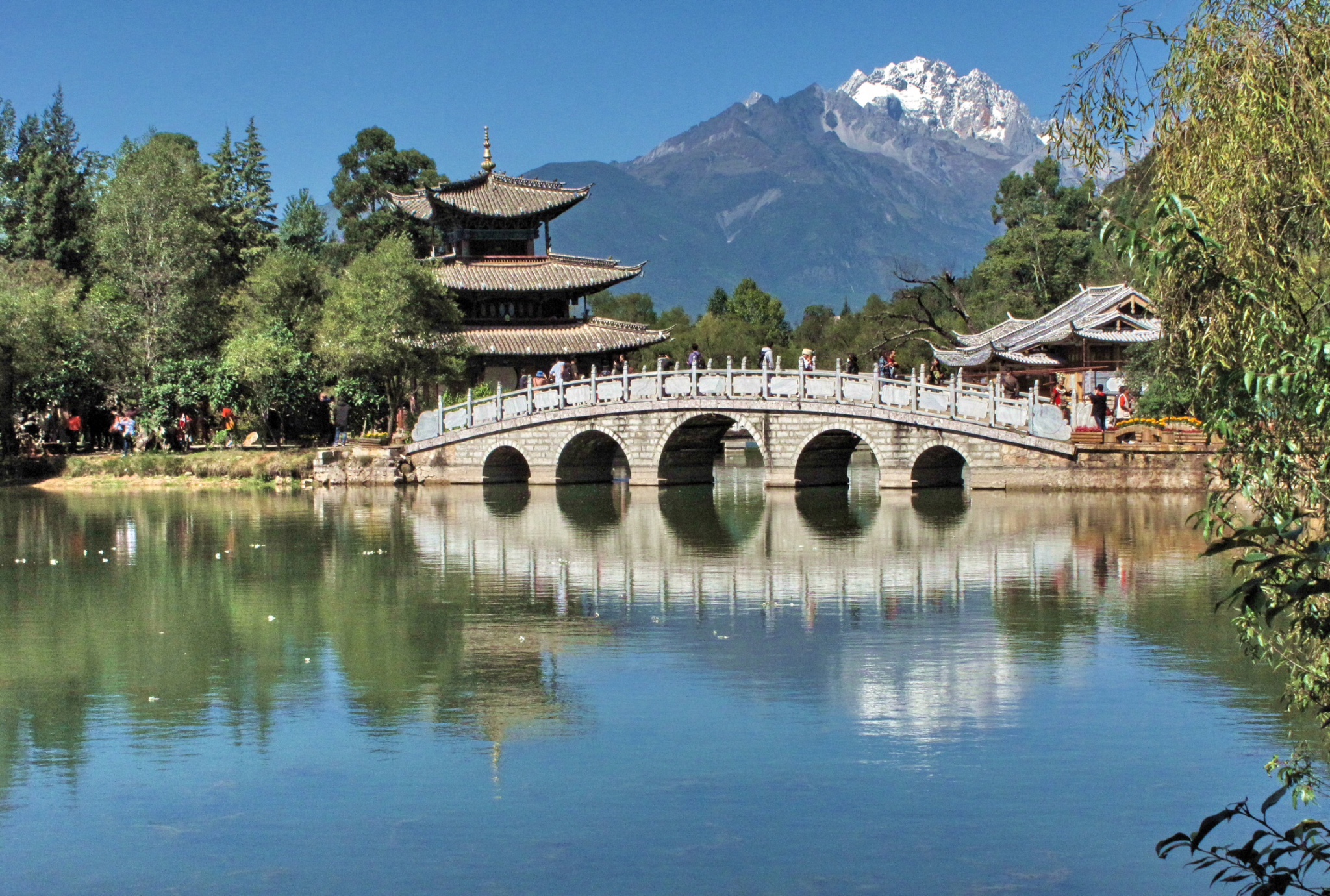 丽江 可以去 玉龙雪山 和古城,还有附近茶马古道,拉市海,黑龙潭公园