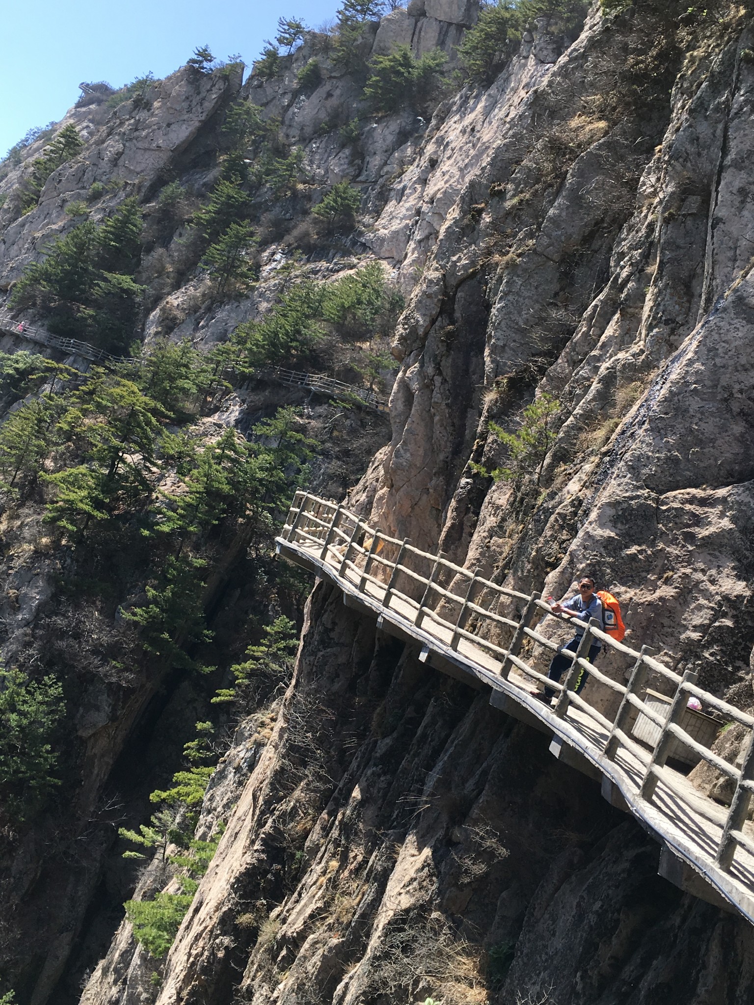 岔路,一般香客会走,基本上都是台阶,上山比较快),老君山的一半精华都