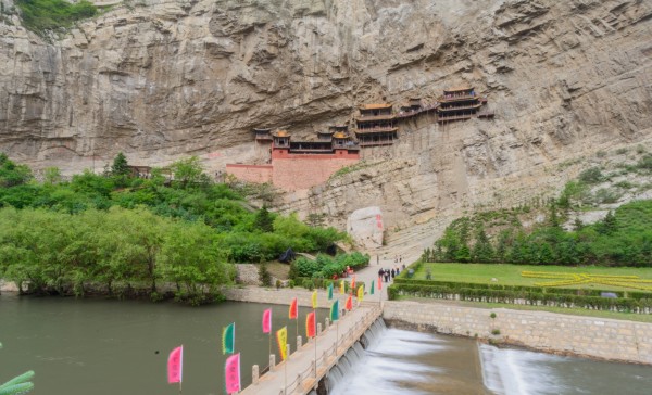 云岗石窟人多么 wKgBs1divuGASBBRAAudAeOZthw33.jpeg?imageView2%2F2%2Fw%2F600%2Fh%2F600%2Fq%2F90