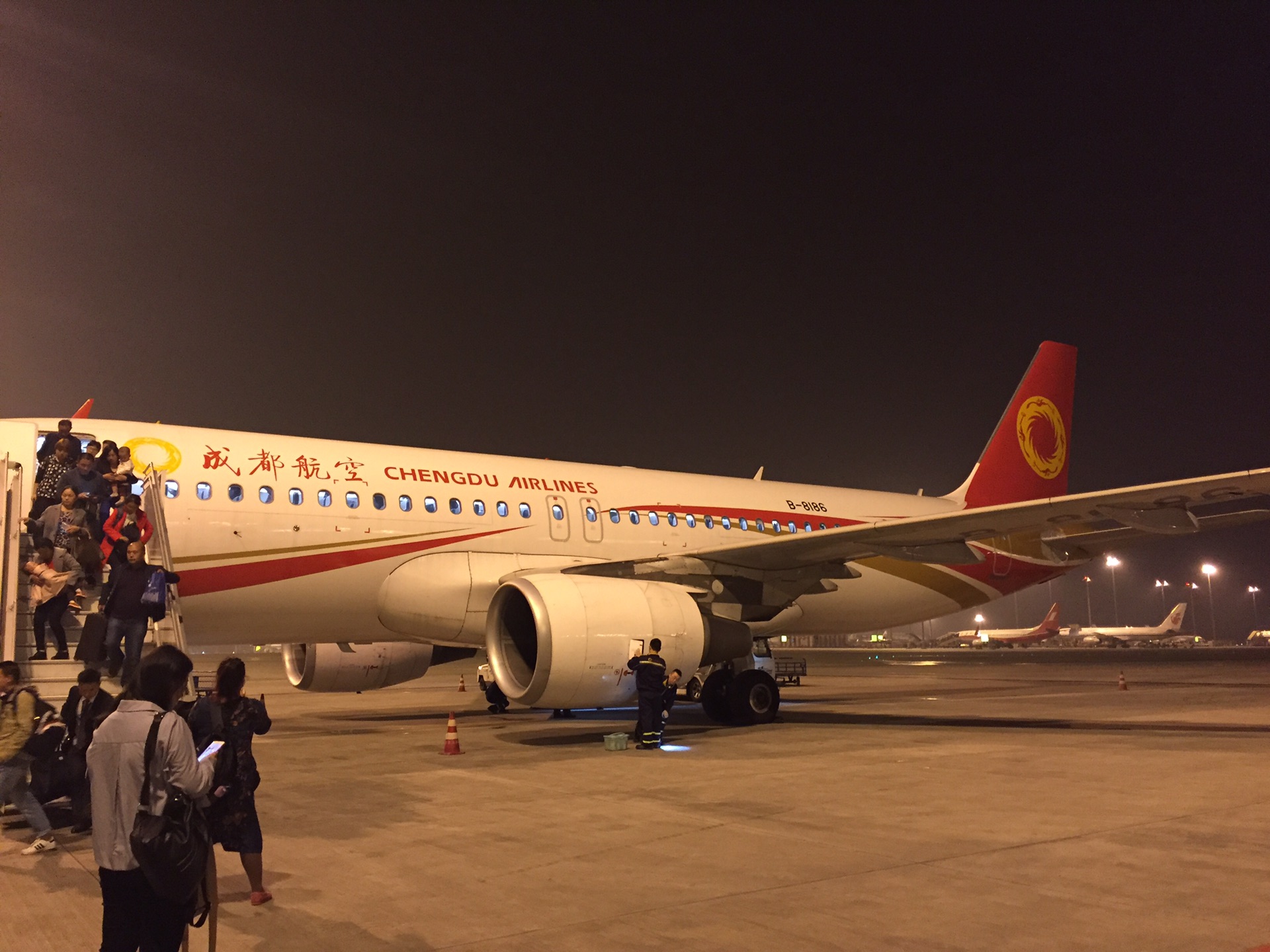 我们选择的是第一天晚上郑州到成都的飞机,夜里机票比白天便宜是
