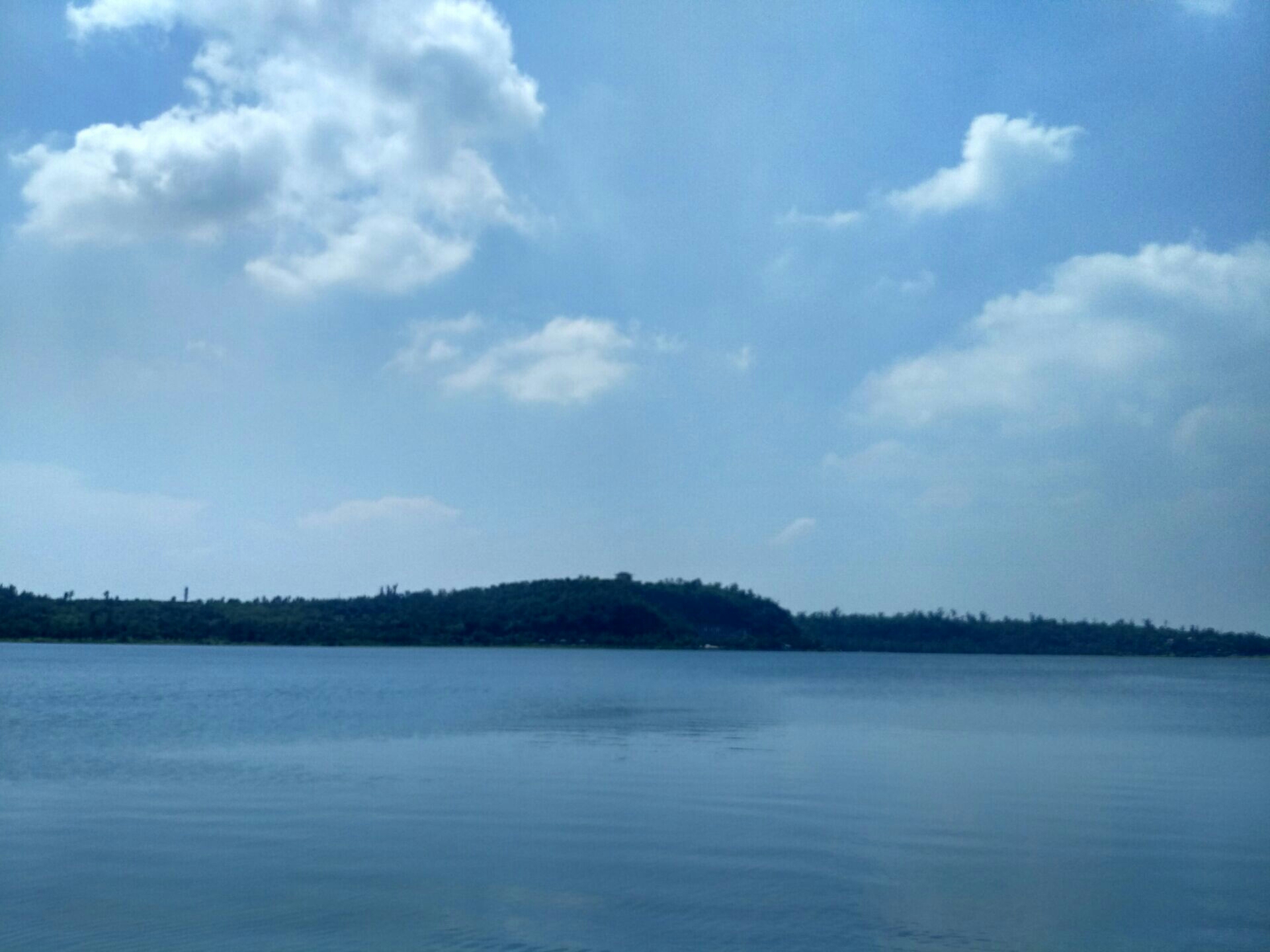 湖光岩玛珥湖,世界仅存两大玛珥湖之一(另一座在德国),中国唯一一座玛
