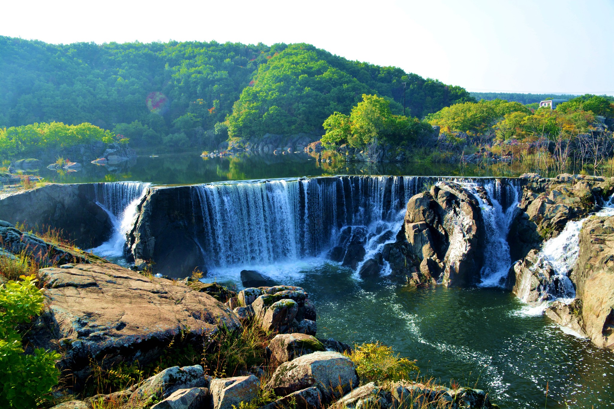 镜泊峡谷位于国家著名旅游胜地镜泊湖风景区北门,吊水楼瀑布村坎下