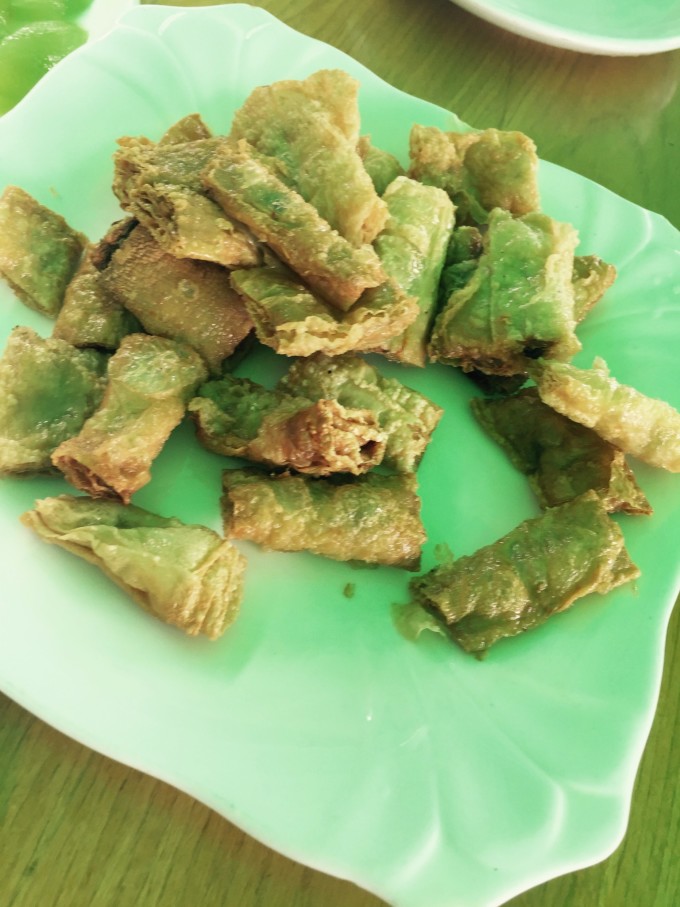 这是一座因东汉时期母慈子孝的传说而得名的一座小城,位于东海,这座悠久的小城蕴藏的历史文化气息,会让你有身临其境的感觉。因东汉时代董黯的母慈子孝传说而得名,越窑青瓷从这里发祥,海上丝绸之路从这里扬帆。慈溪蕴藏着丰富的海涂资源,围垦开发的海涂近10余万亩,是浙江省土地后备资源富足的地区之一。 春夏秋适宜游玩。慈溪属北亚热带季风气候区,气候温和湿润,四季分明,冬季阴冷,不适宜旅游。 慈溪市从1989年开始举办第一届杨梅节,杨梅节以梅为媒、文化助兴、经济结果,不仅成为慈溪市的一大节庆盛典,也吸引着来