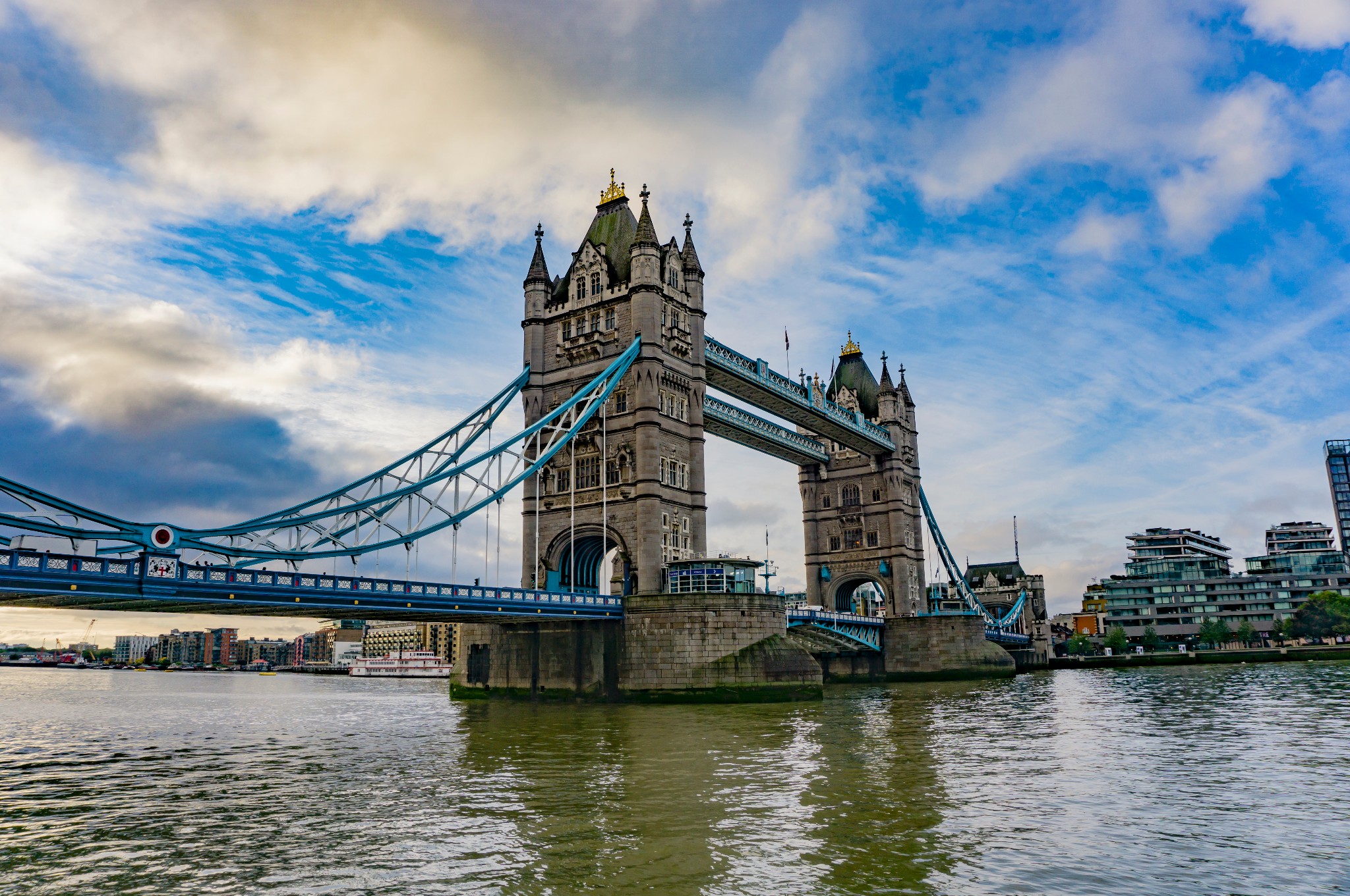 伦敦塔桥 伦敦塔桥(towerbridge),是一座上开悬索桥,位于英国伦敦