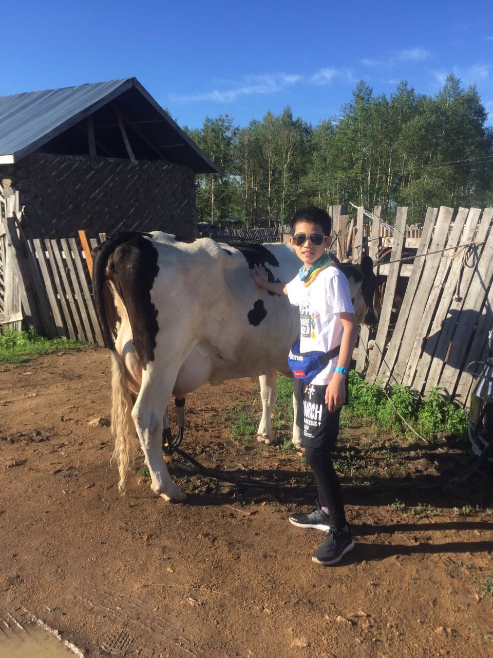 一个人坐在云上下面一个事猜成语_一个人坐在椅子上图片(3)