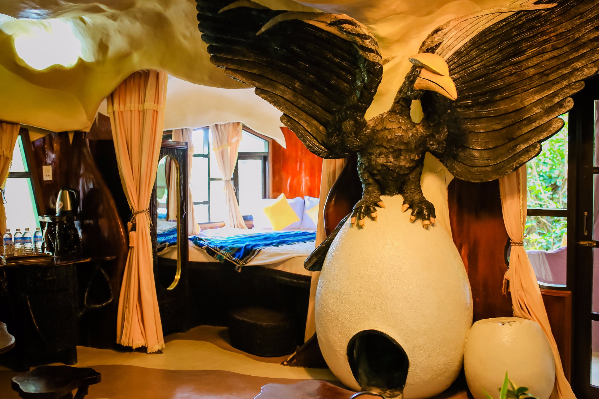 为了营造出真正树洞的感觉,房间里的窗户与墙壁没有一个直角.