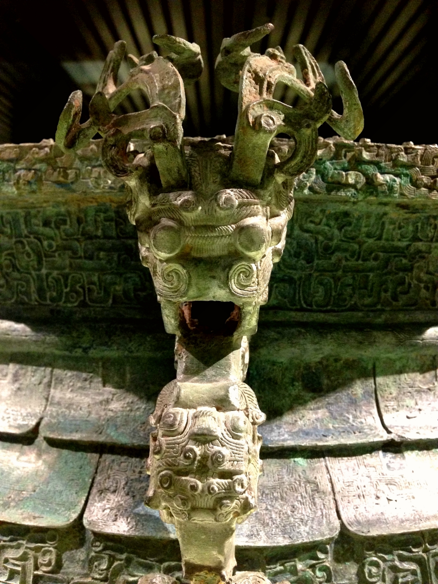 青铜国宝之交龙垂鳞纹鼎