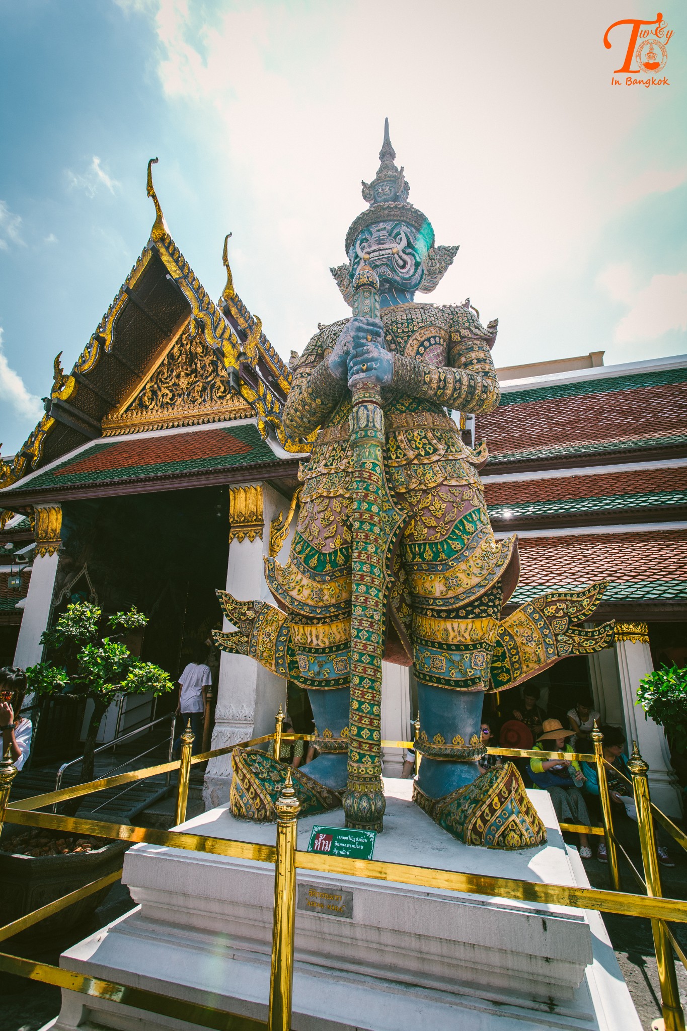 泰国 游记  ↓这两尊雕像一个叫天煞,一个叫地煞,是守护大皇宫的夜叉