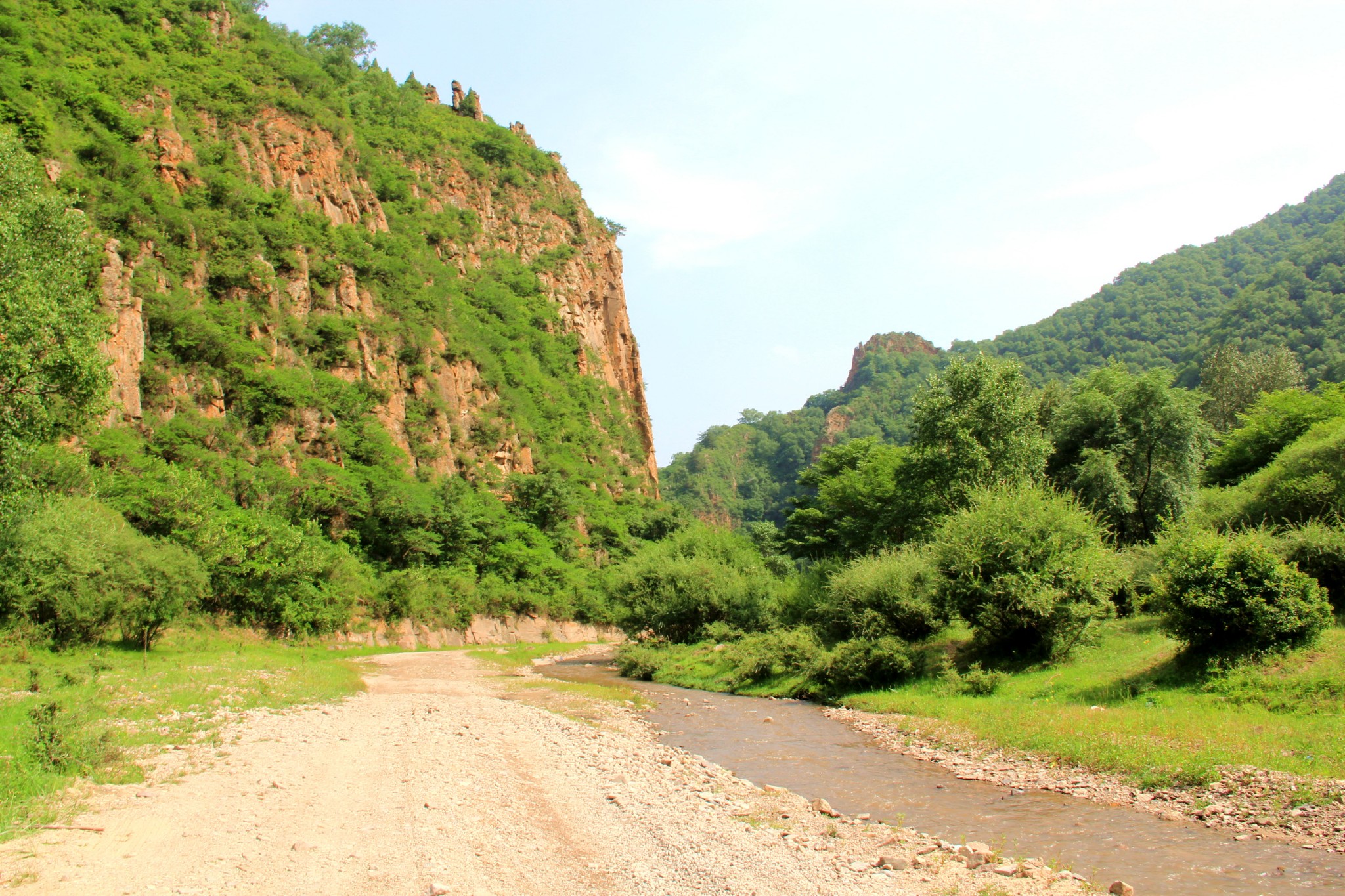 赤城县境内有黑,白,红三条河流,红河在赤城境内汇入白河,黑河和昂河
