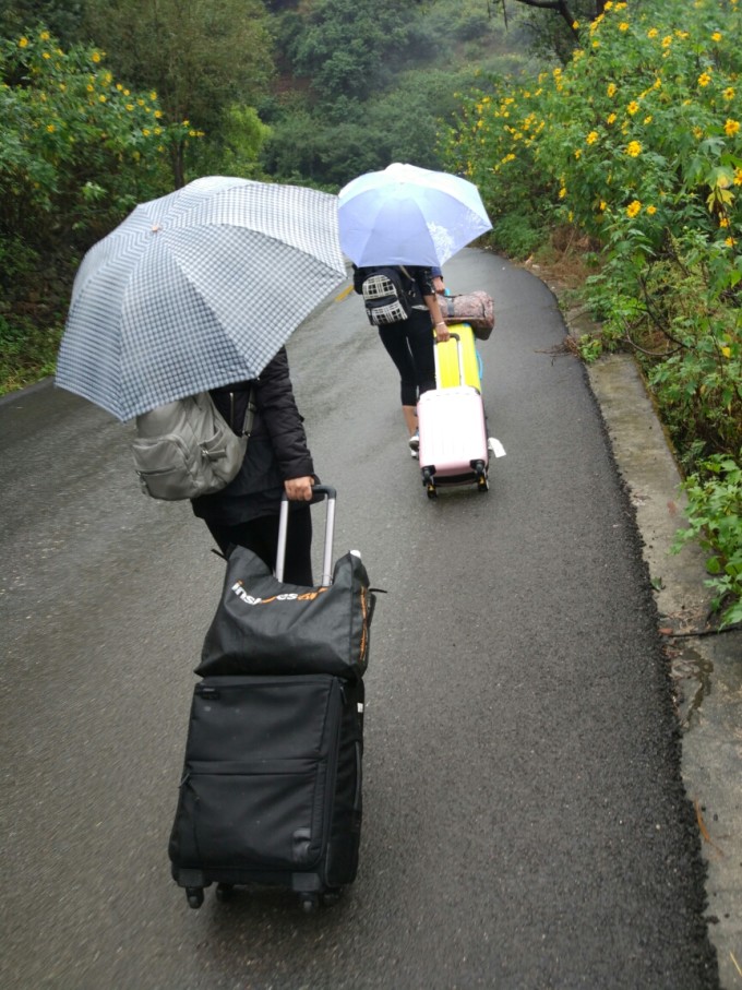 一个人坐车坐船坐凳子猜成语_一个人坐船的图片