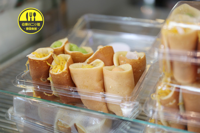 mee krob是一种泰国  特色本地饮食,原材料是炸过的细面条,再淋上现