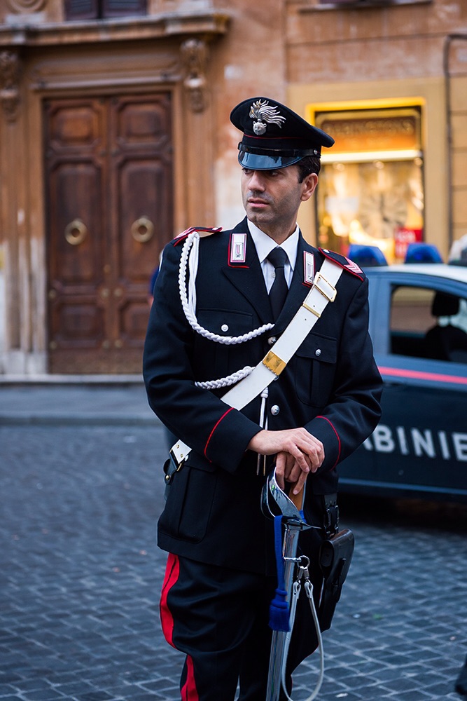 喜欢                                 西班牙阶梯附近执勤的警察,够